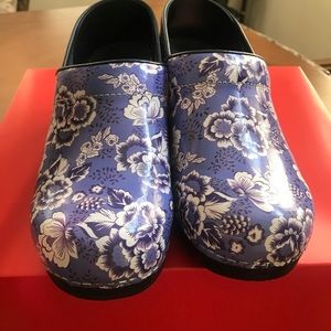 - “The Original Dutch Clog” SANITA KOI by Sanita Coop Women’s Patent Leath…